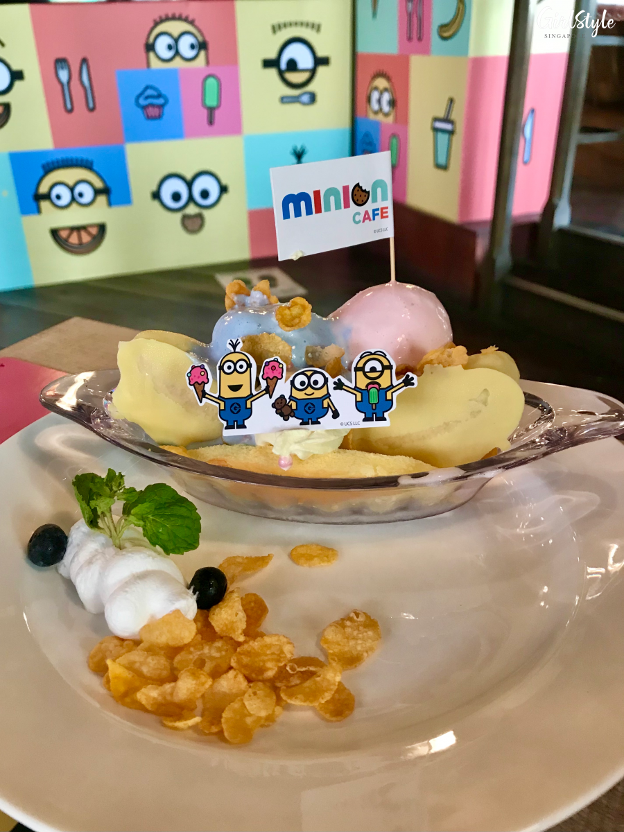banana boat dessert at minions cafe singapore clarke quay