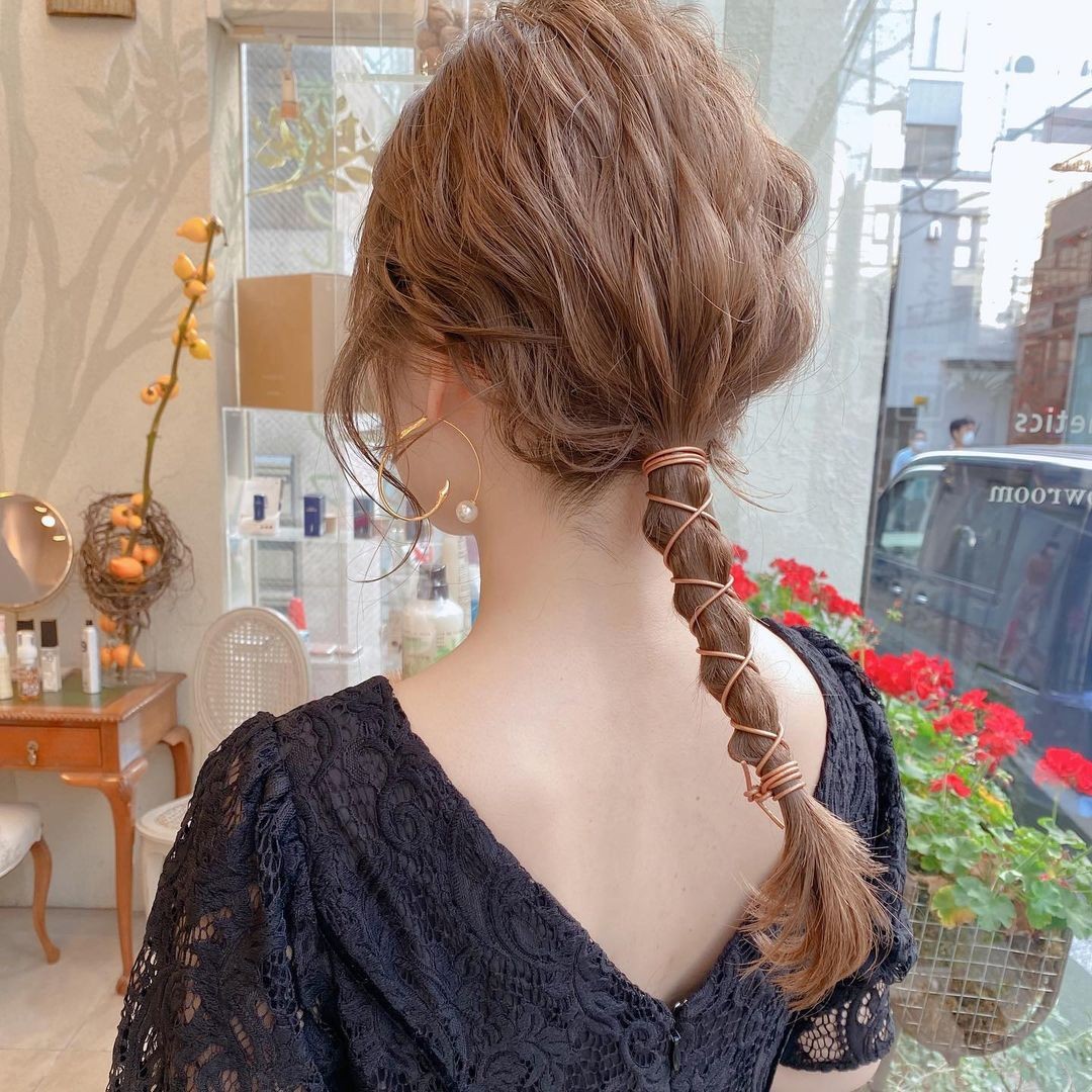 japanese low ponytail hairstyle with ribbon wrapped around the long hair