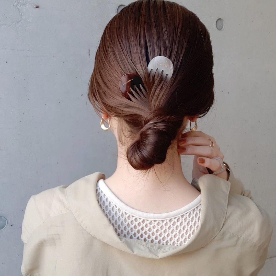 japanese low bun hairstyle with comb accessory
