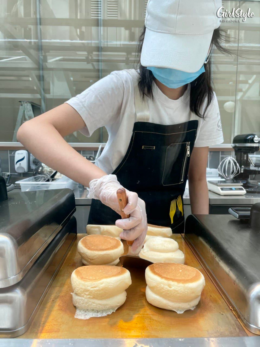 Flipper's Singapore Bugis Junction Exclusive Menu_Chef making the Kiseki pancakes