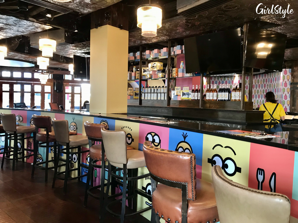 minions cafe singapore clarke quay bar seats