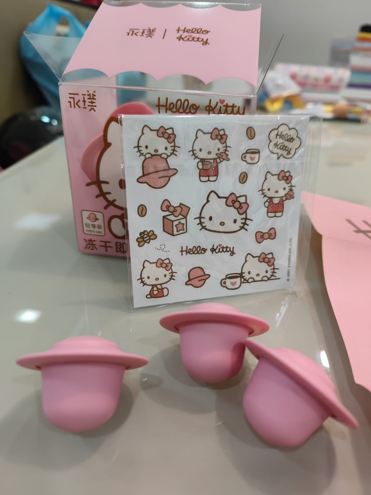 Yongpu Coffee x Hello Kitty_coffee plus free Hello Kitty stickers and poster