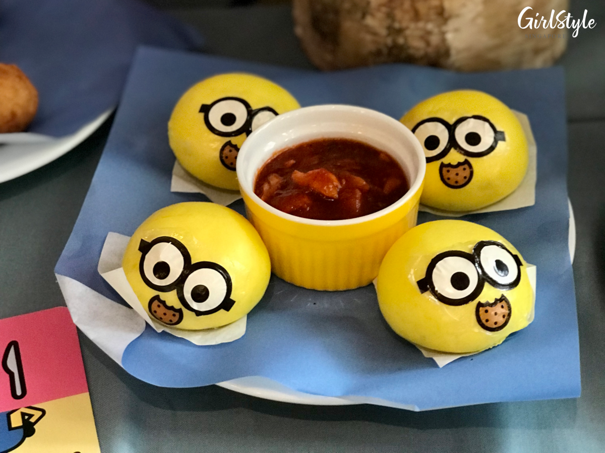 minion mantou and chilli crab dip at minions cafe singapore clarke quay