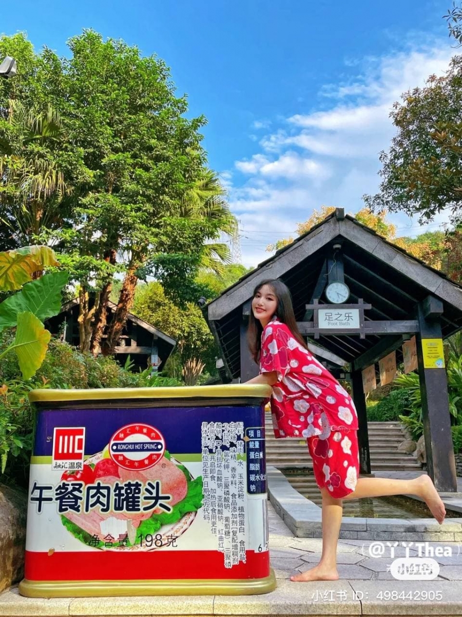 Mala-Themed Hot Spring in China_luncheon meat photo op