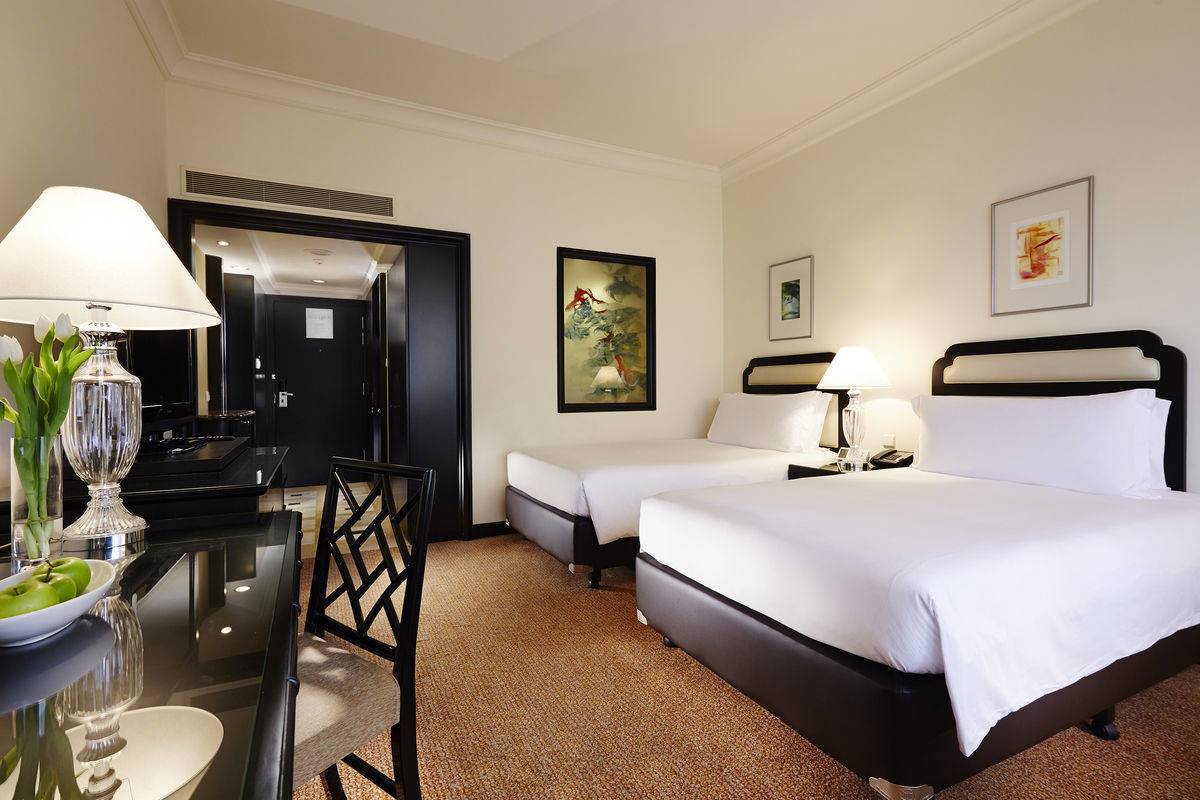 MANDARIN ORCHARD SINGAPORE Deluxe Room beds