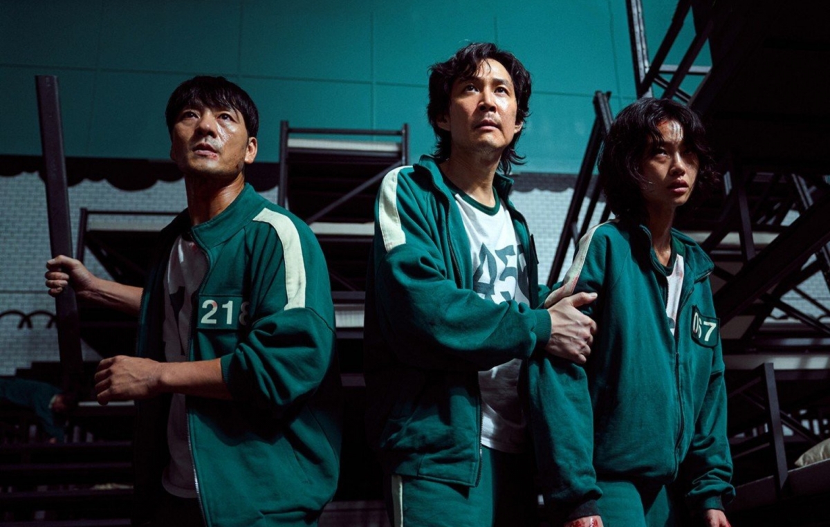 Scene in Netflix's Squid Game featuring Lee Jung Jae, Park Hae Soo, and Jung Ho Yeon