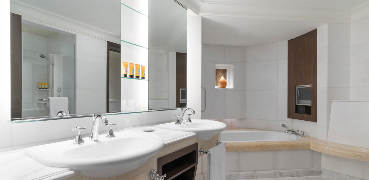 Shangri-La Singapore Valley Wing Deluxe Suite bathroom