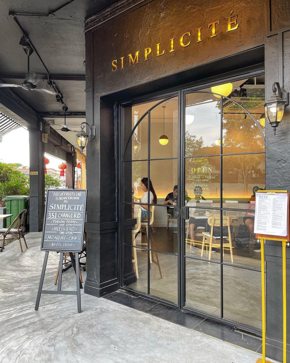 Exterior of Parisian-Themed café Simplicité