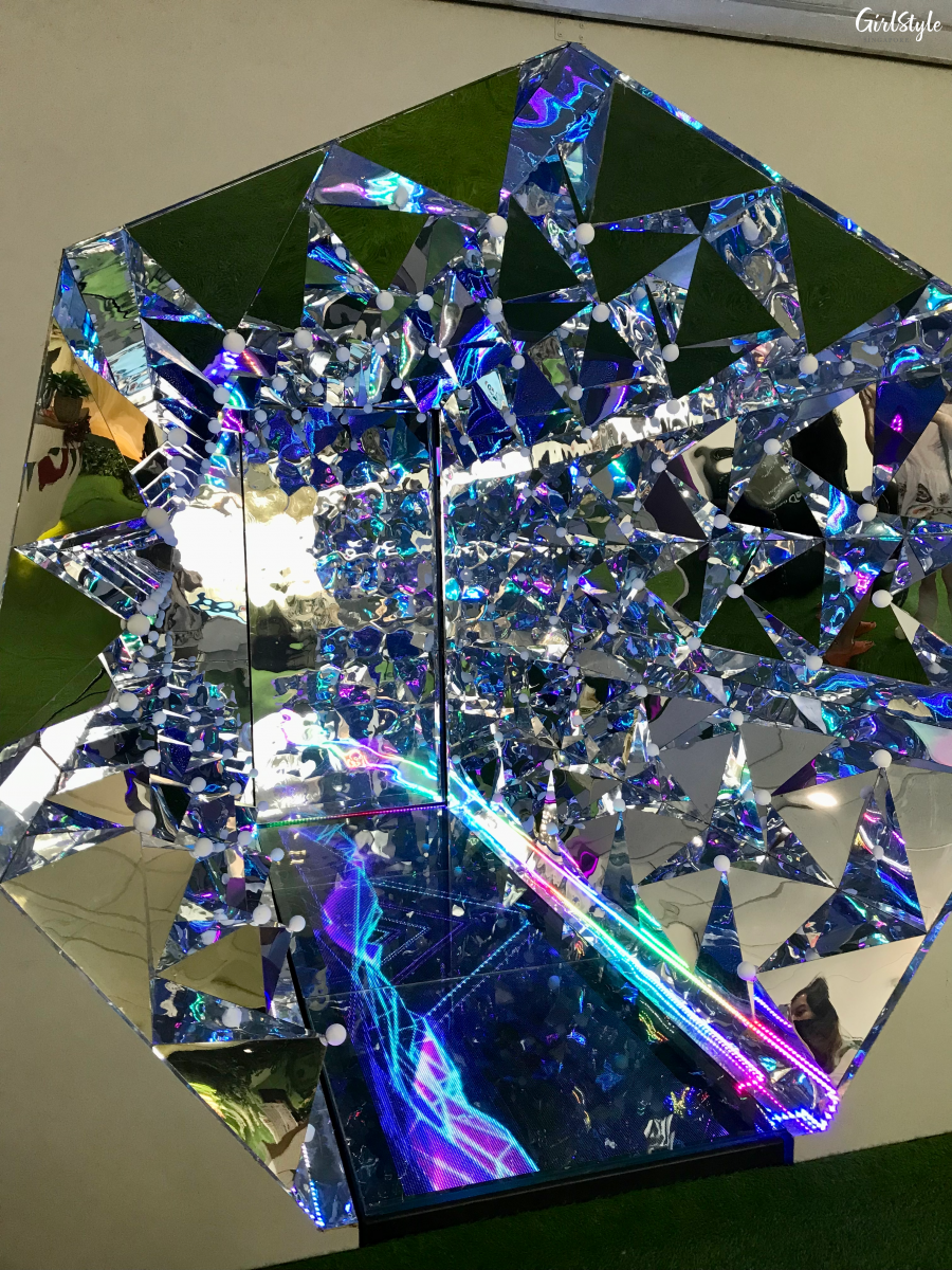 Kaleidoscope tunnel at I WAN Selfie Studio