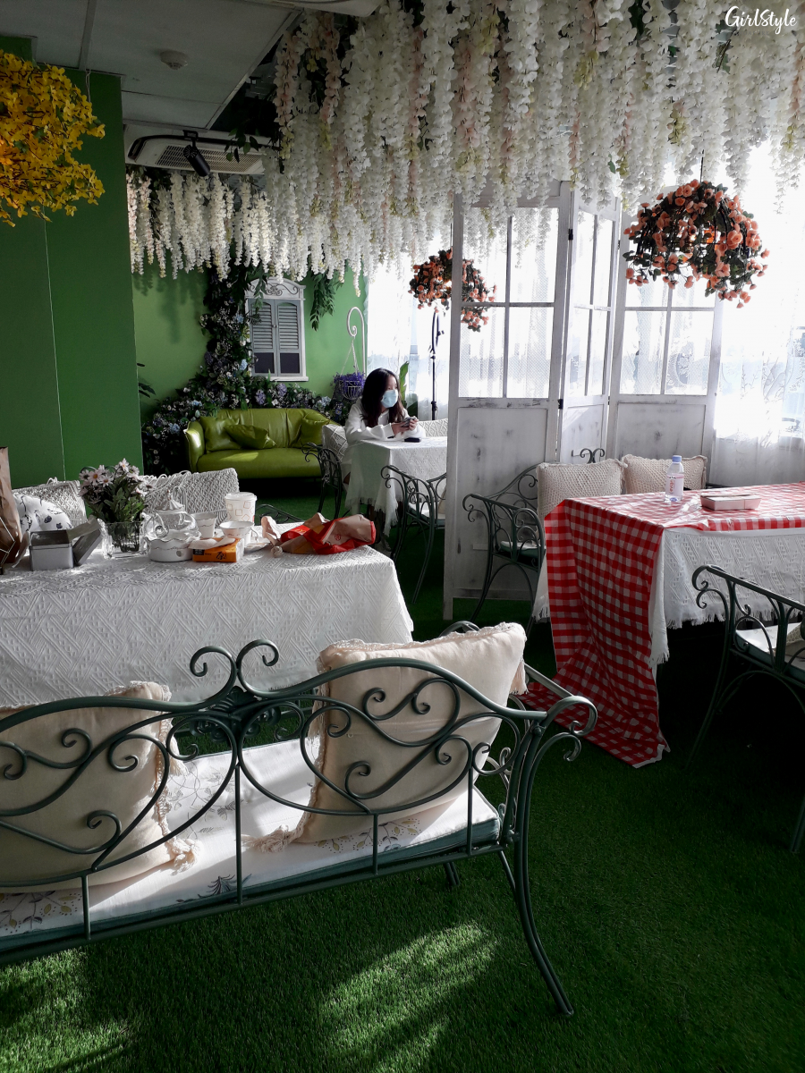Floral cafe rest area at I WAN Selfie Studio