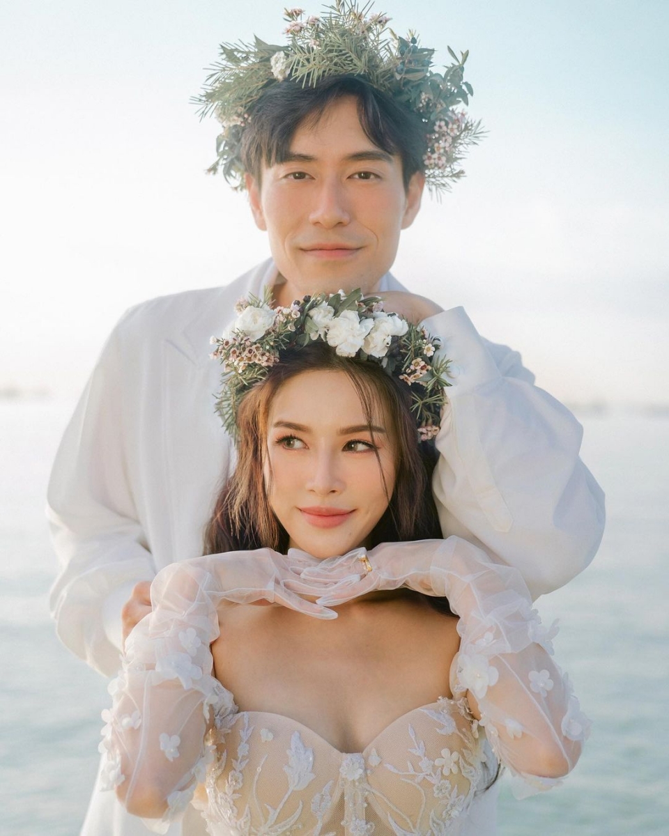 James Seah and Nichole Chang Min's pre-wedding photoshoot with hair wreaths