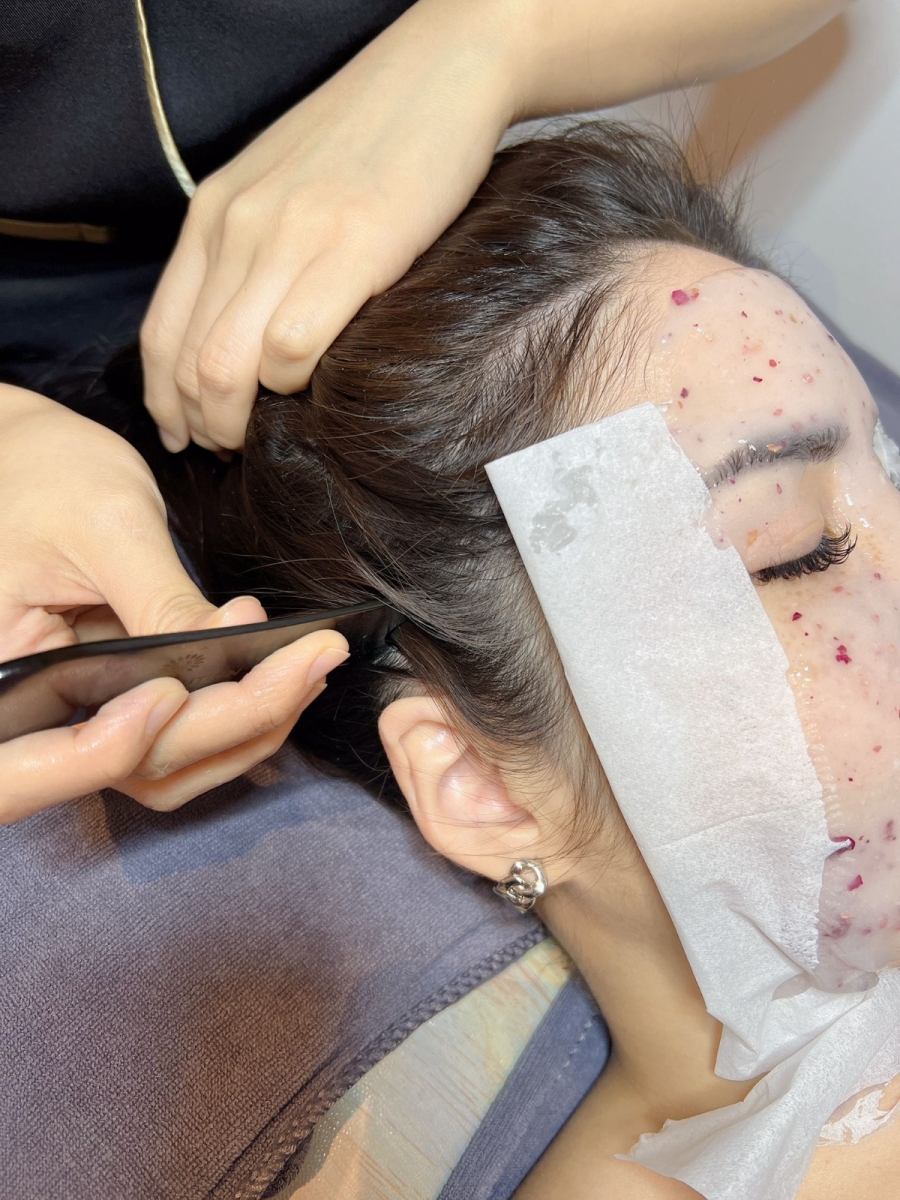Especial Beaute also does lash, hair removal and even underarm whitening services.