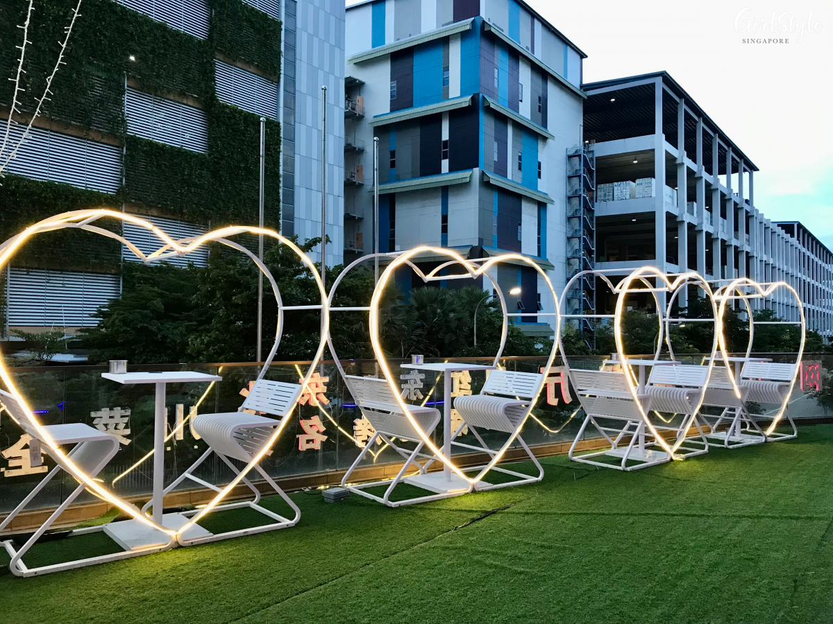 Heart-shaped chair and tables at 中河小镇网红餐厅 tent hot pot restaurant in Singapore
