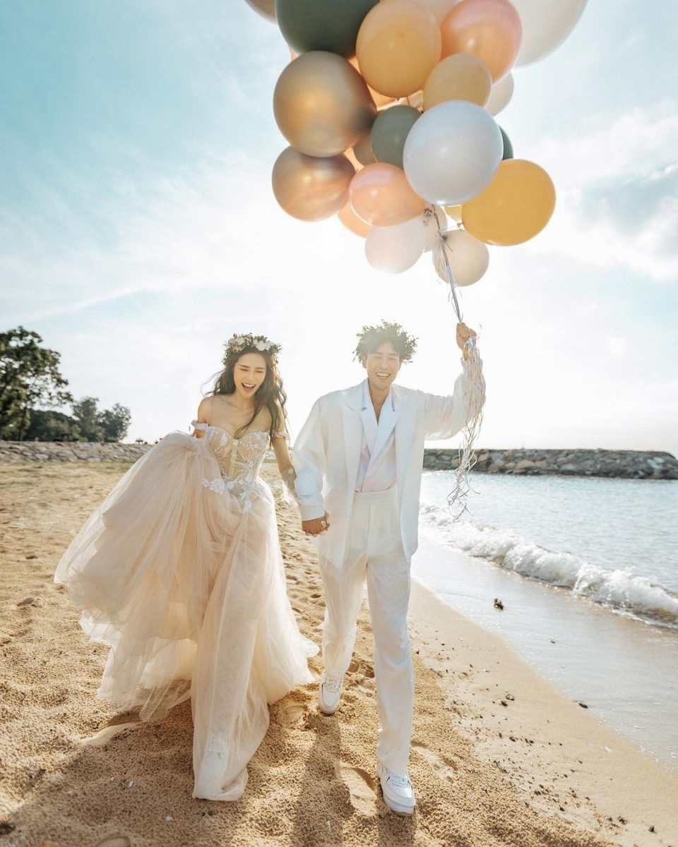 James Seah and Nichole Chang Min's pre-wedding photoshoot at the beach