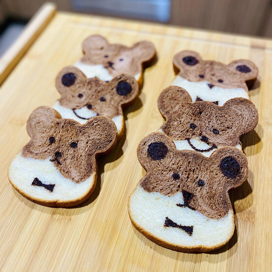 Cai Mama Shop bear-shaped bread with faces