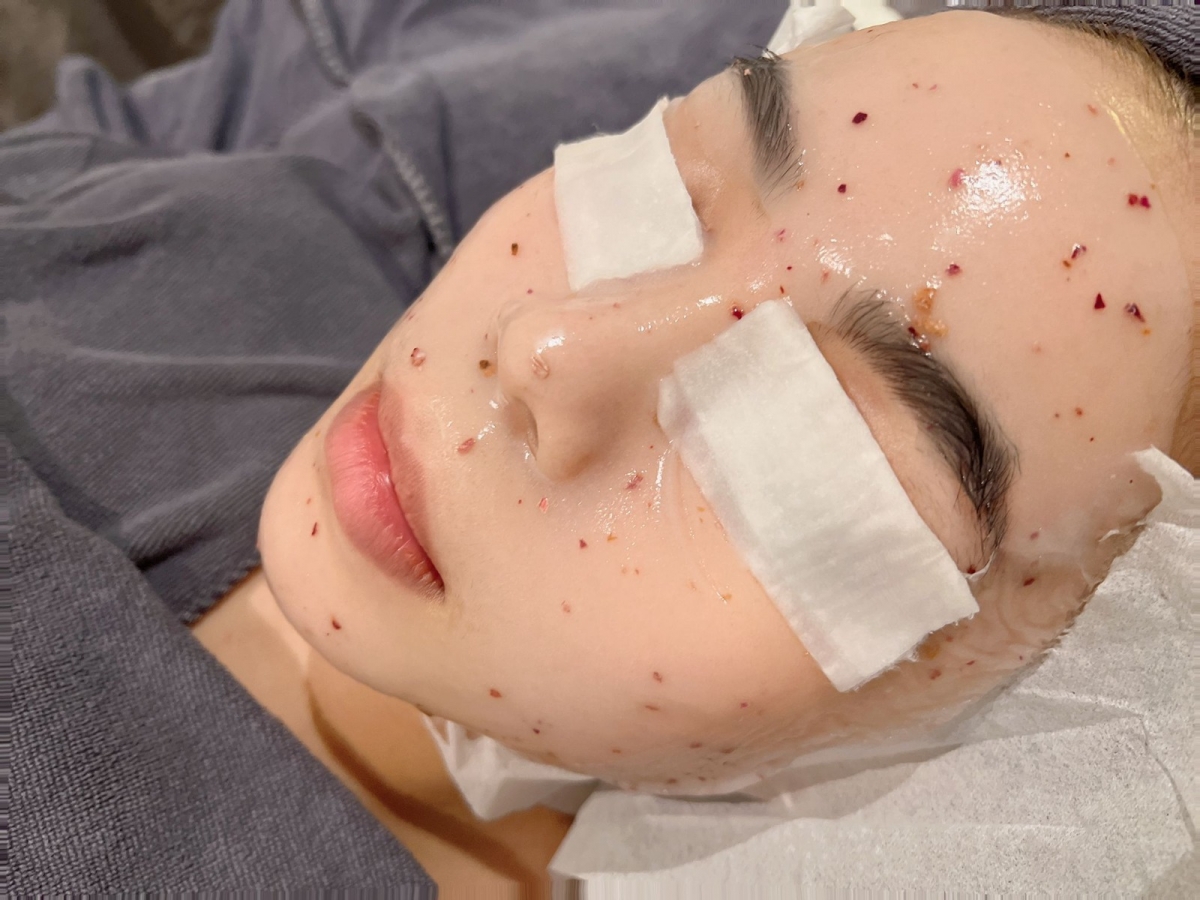 Book your 3-in-1 Facial Treatment at Especial Beaute for only $99!