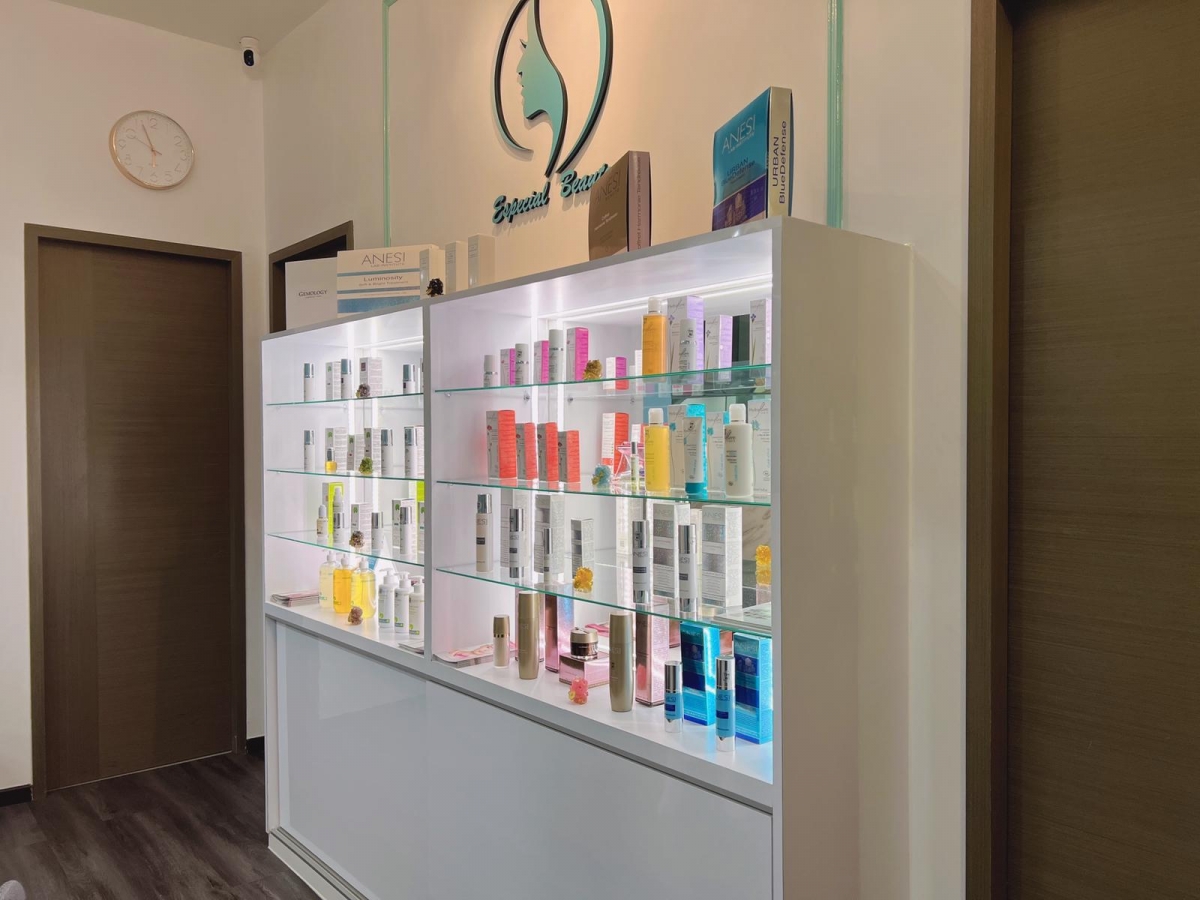 Especial Beaute only uses organic European skincare products.