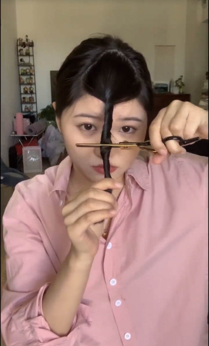 “十刀剪刘海” (cut your fringe with 10 snips) challenge