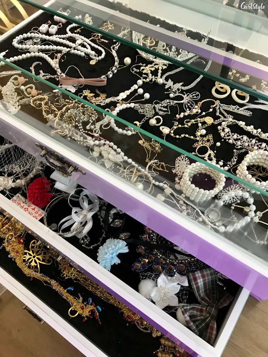 Dresser with jewellery and accessories at I WAN Selfie Studio