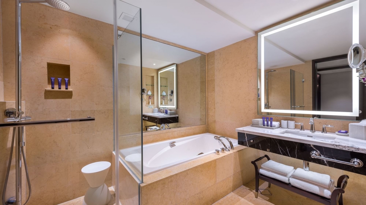 The Fullerton Hotel Heritage Room bathroom