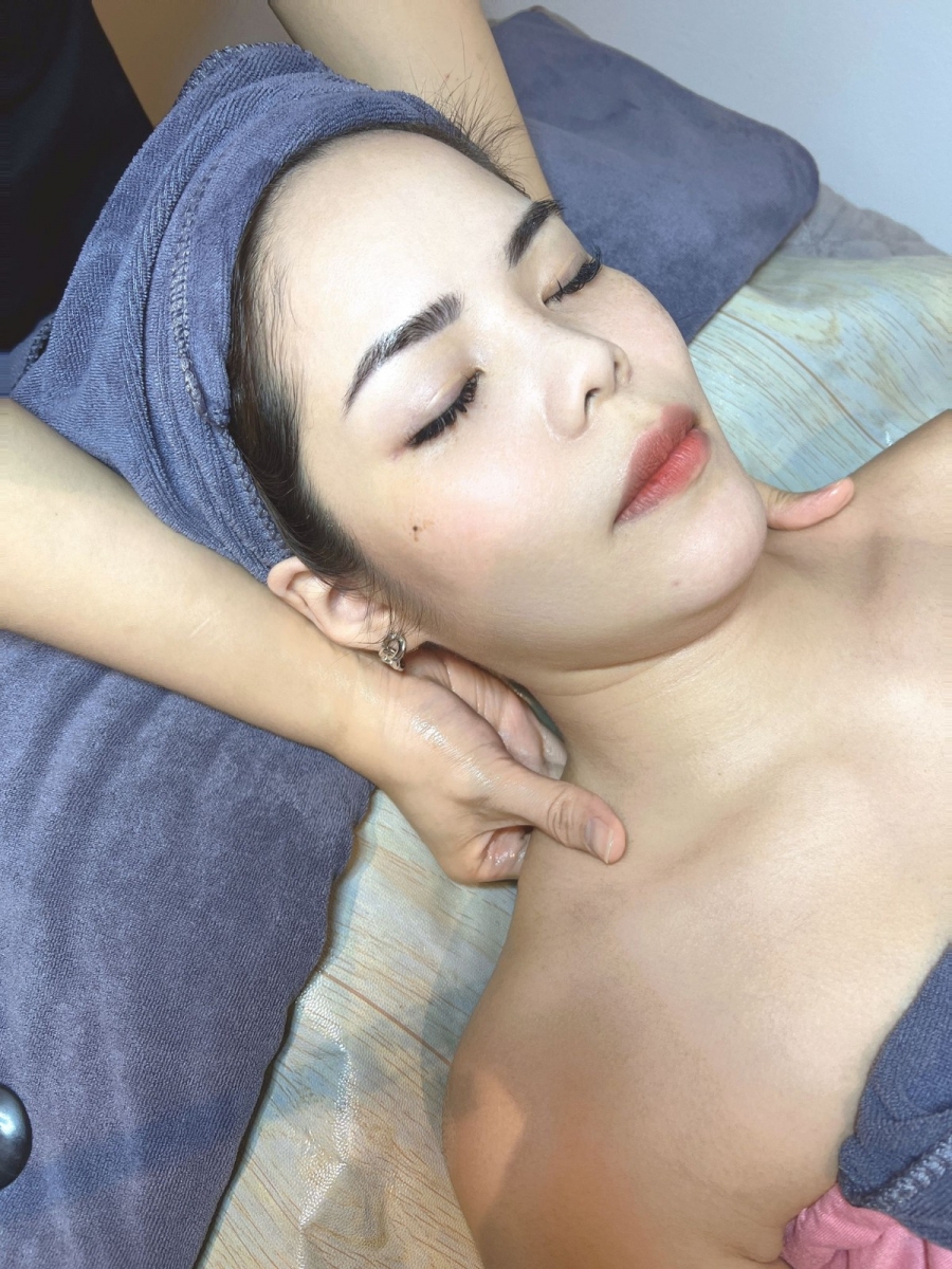 Body treatments available at Especial Beaute has got you covered from head to toe.