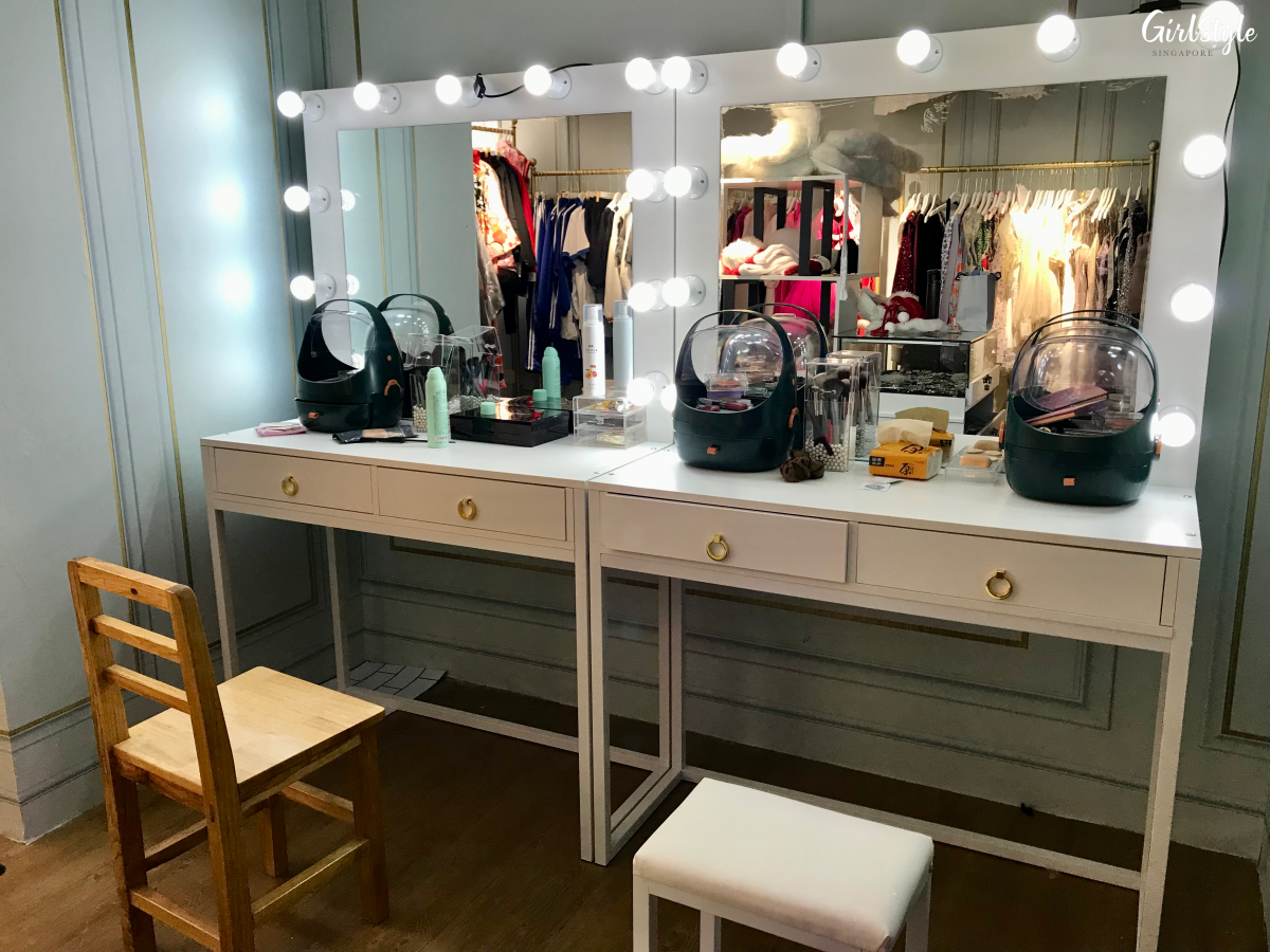 Makeup vanity in the dressing room at I WAN Selfie Studio
