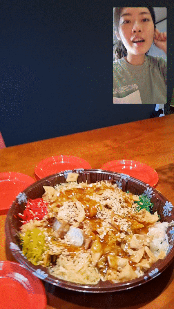 The Samsung Galaxy S21 FE 5G boasts a dual recording function that allows you to record from both front and back cameras at the same time - perfect for vlogging and reaction videos!