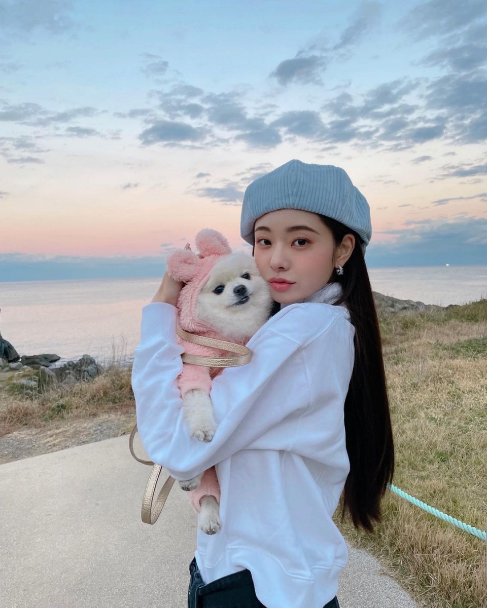 Song Ji A and her puppy