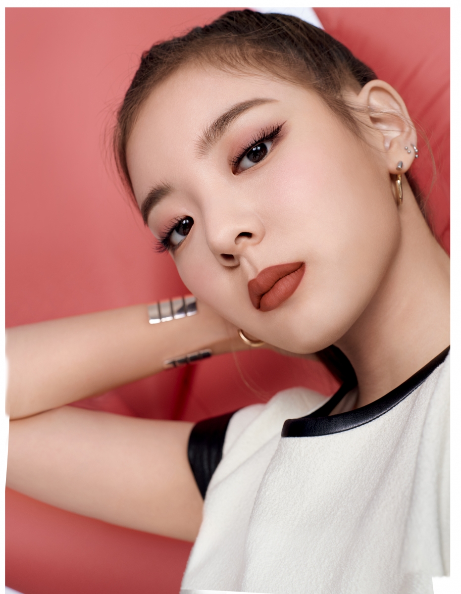 ITZY’s Lia is wearing the Maybelline Sensational Cushion Matte lipstick in Urban Spice.