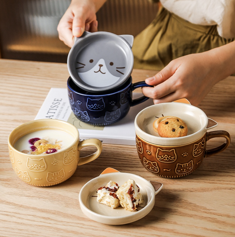 Cat-themed mugs with lids that double up as a dessert plate