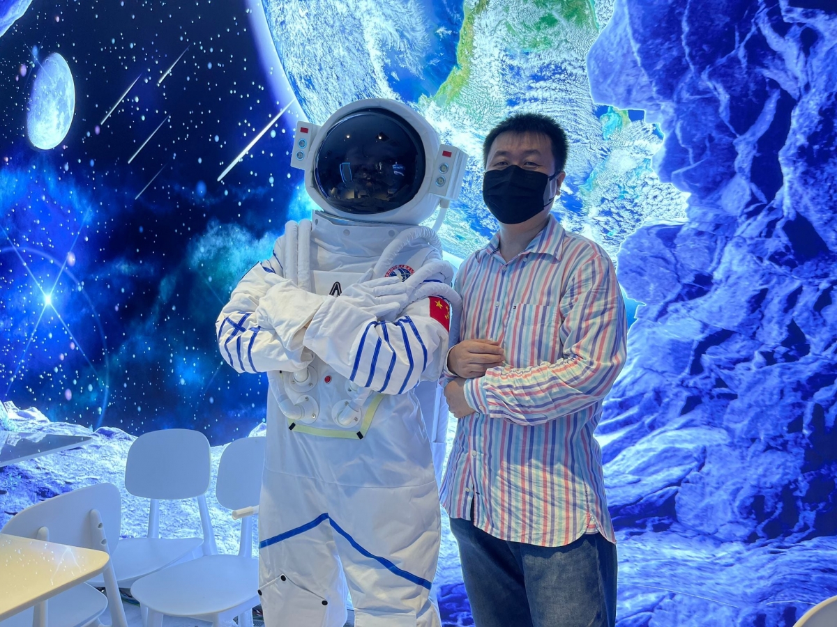 Posing with astronaut performer at outer space-themed restaurant Chef China 华厨 Hua Chu in Singapore