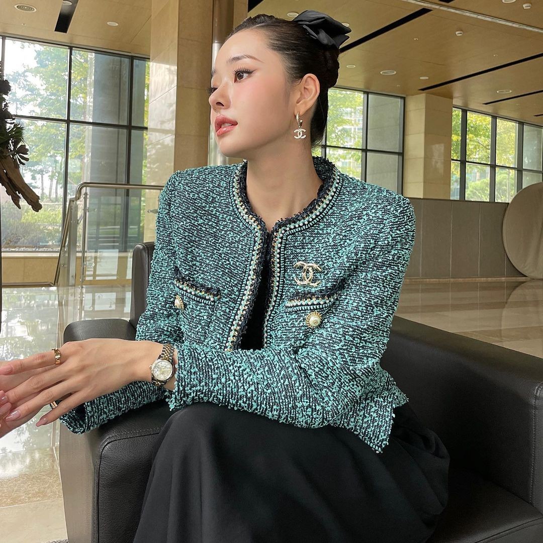 Song Ji A wearing a Chanel tweed jacket