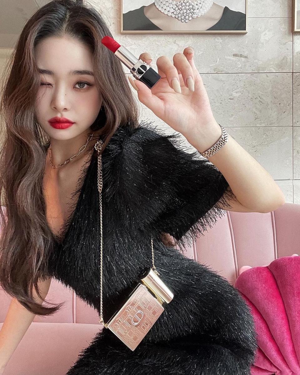 Song Ji A with Dior beauty products