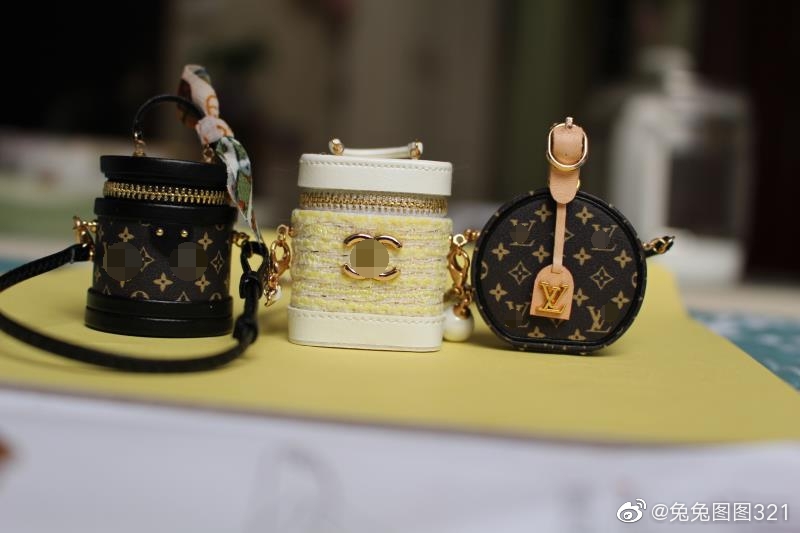 Miniature Artist Handmakes Tiny Luxury Branded Bags By Louis