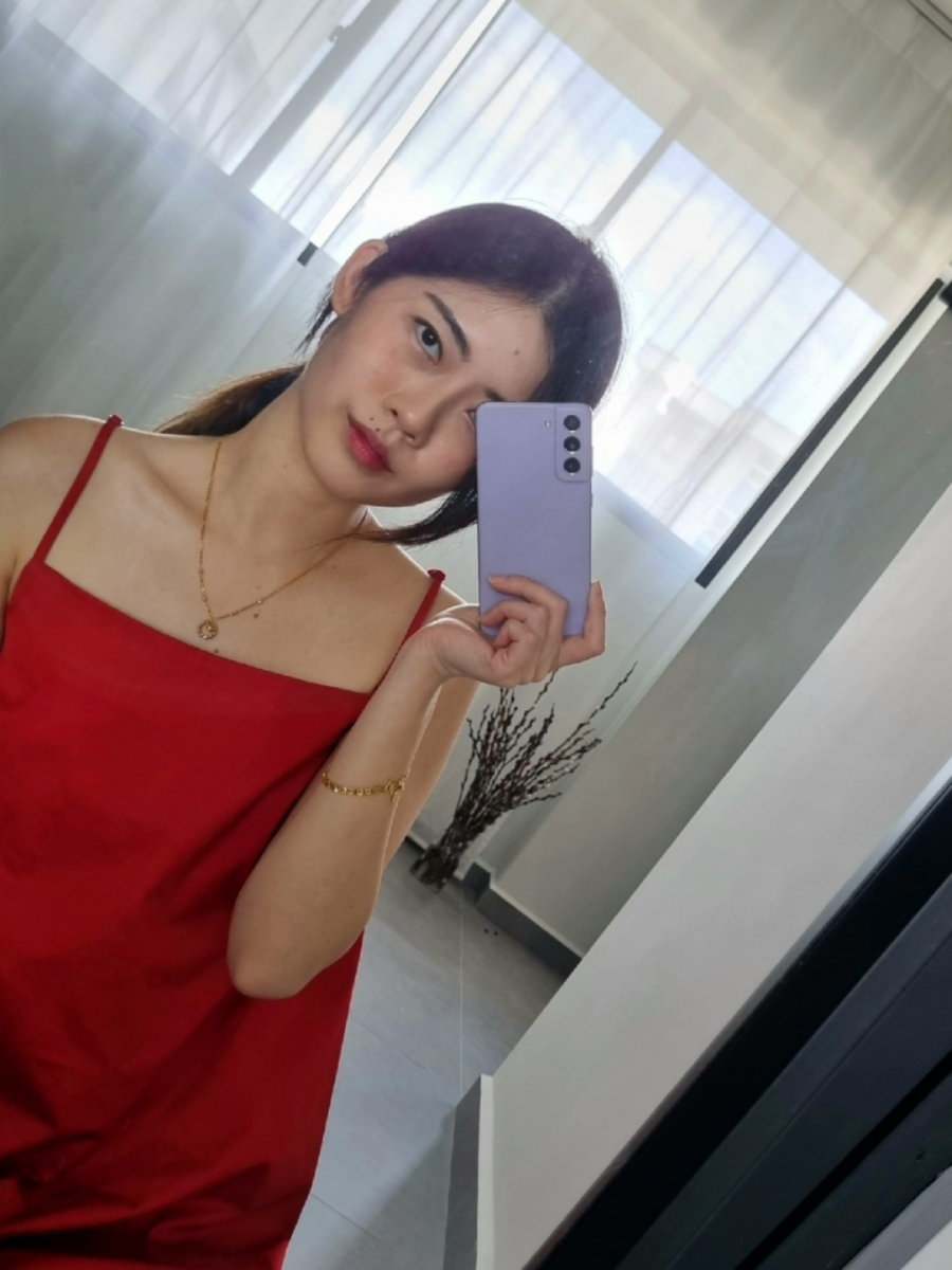 The stylish design of the Samsung Galaxy S21 FE 5G, which features a Contour-Cut frame that integrates with the camera housing, makes it look good in any mirror selfie. Comes with a trendy haze finish in four modern colours: Lavender, Olive, White or Graphite.