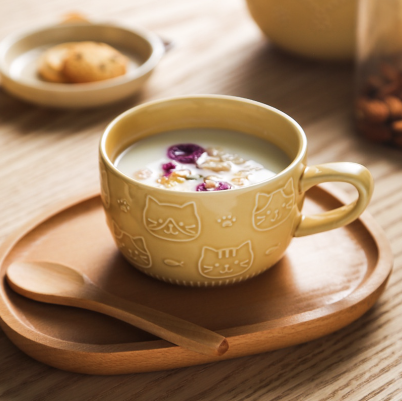 Cat-themed mugs with lids that double up as a dessert plate