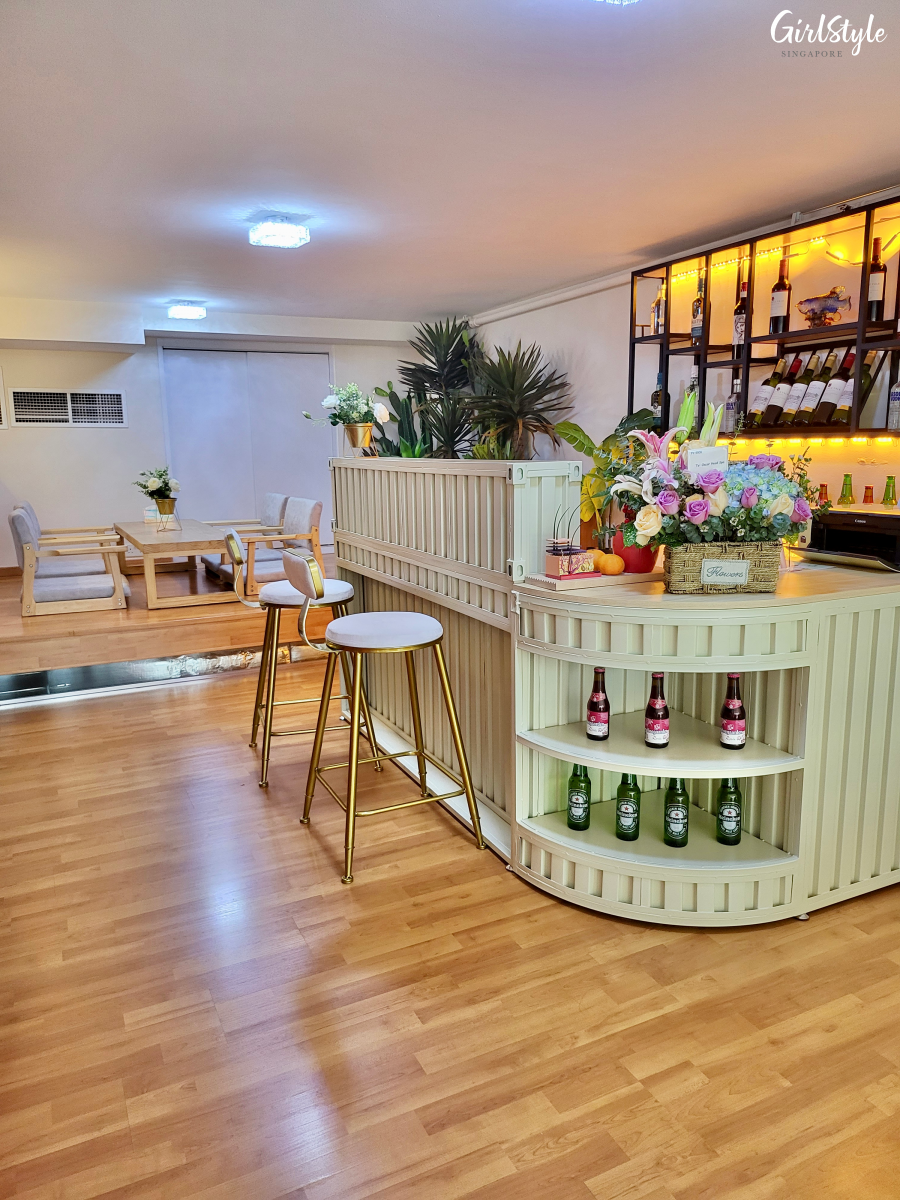 Mini bar and floor seating area at Oscar Head Spa