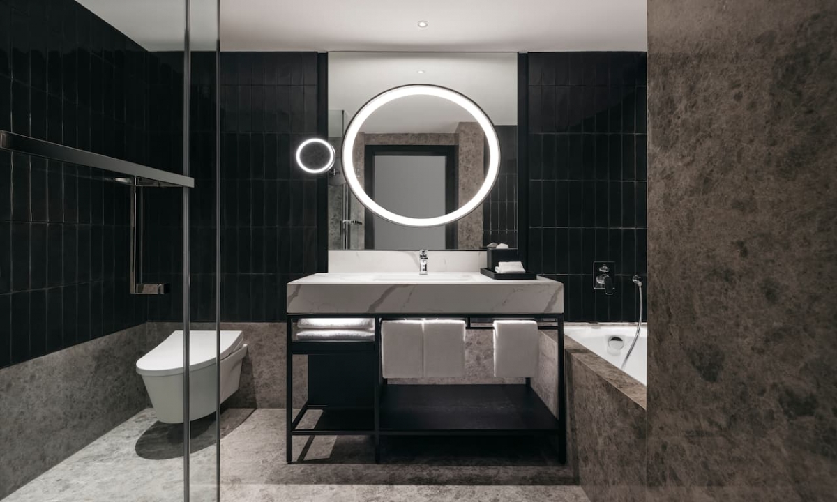 Hilton Singapore Orchard - King Premium Room Bathroom