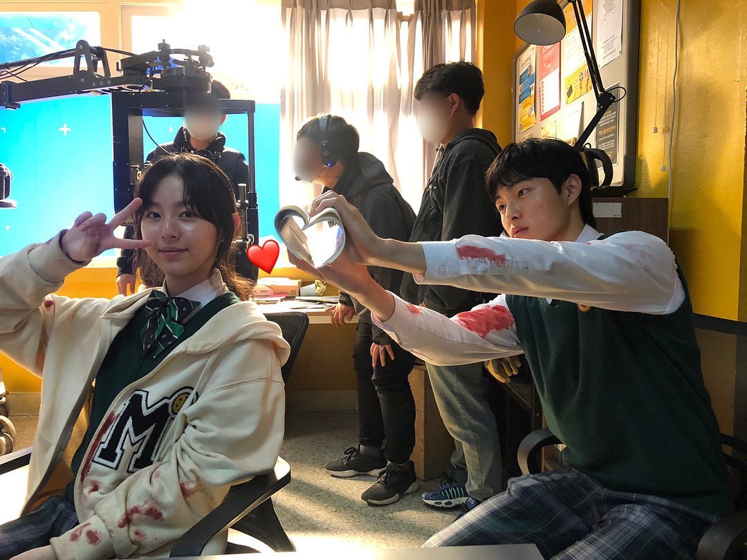 Park jihu as Onjo and Yoon Chanyoung as Cheongsan behind the scenes of All of Us Are Dead