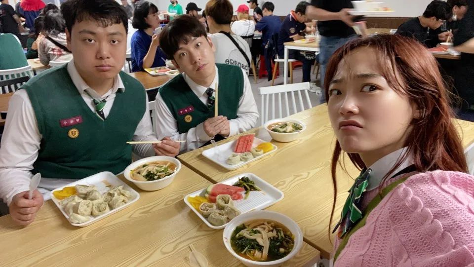 Lee Yoomi as Nayeon behind the scenes of All of Us Are Dead cafeteria scene
