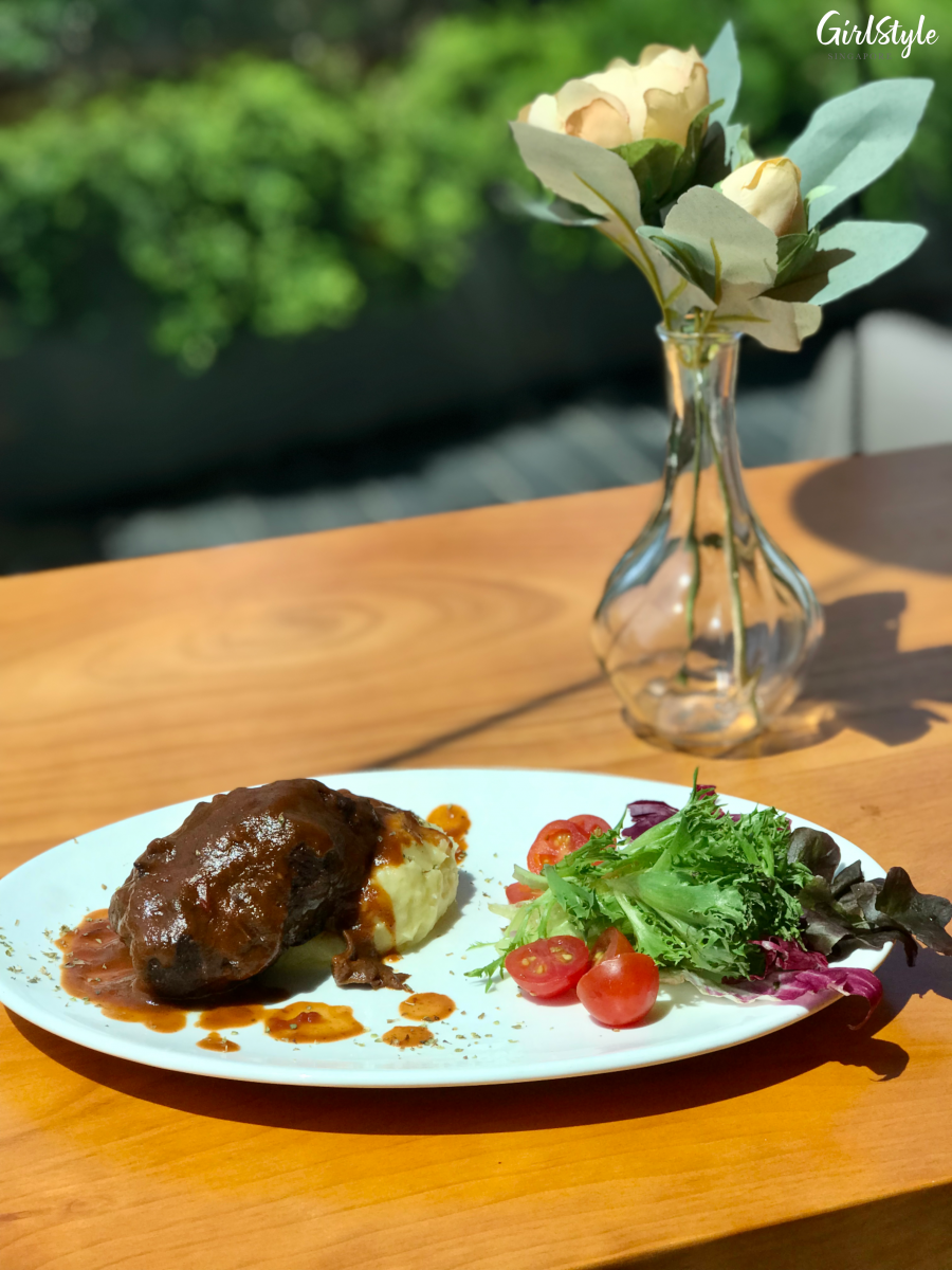 Der Biergarten Guiness Braised Beef Cheeks with Mashed Potato at Food Junction Great World