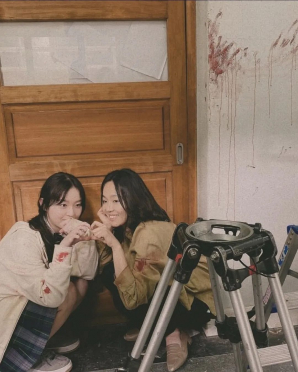 Onjo and teacher park sunhwa behind the scenes of All of Us Are Dead