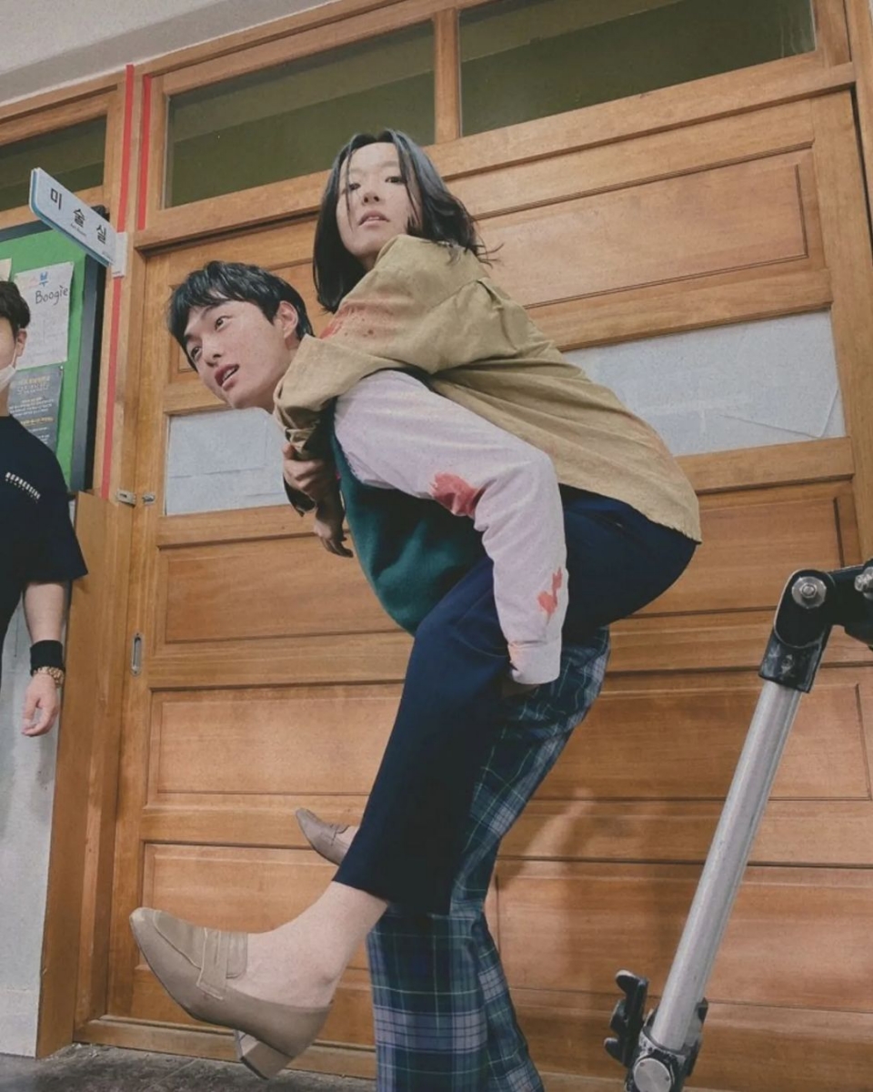 Cheongsan carrying teacher park sunhwa piggy back