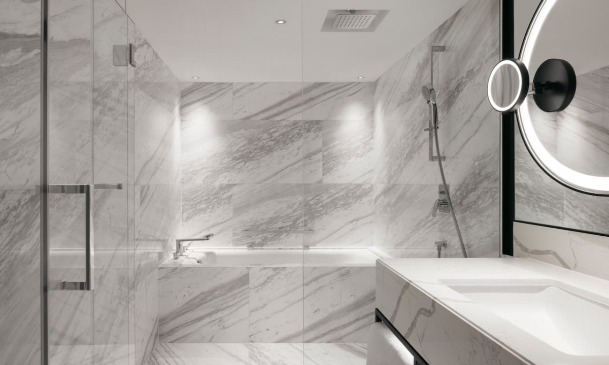 Hilton Singapore Orchard - King Premium Suite Bathroom Shower