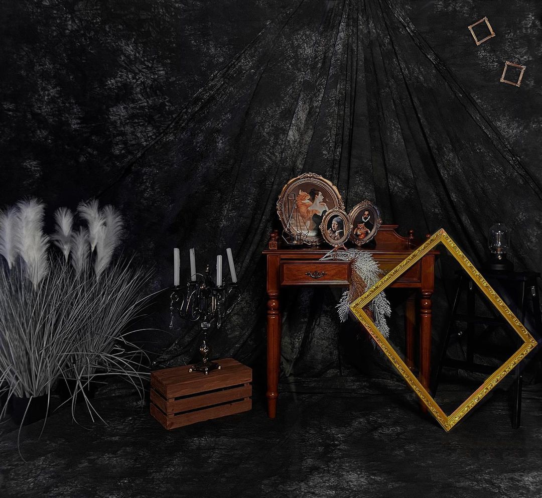 Gothic Victorian-style studio backdrop for Lolita fashion photoshoots at iWAN (i玩) Studio