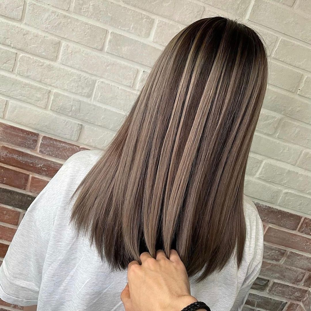 Dimensional balayage highlgihts - 2022 hair dye trend