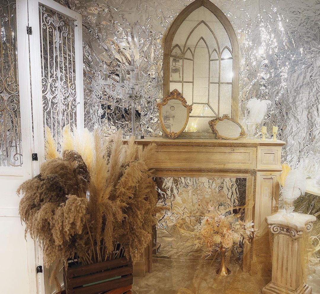 Victorian-style studio backdrop for Lolita fashion photoshoots at iWAN (i玩) Studio