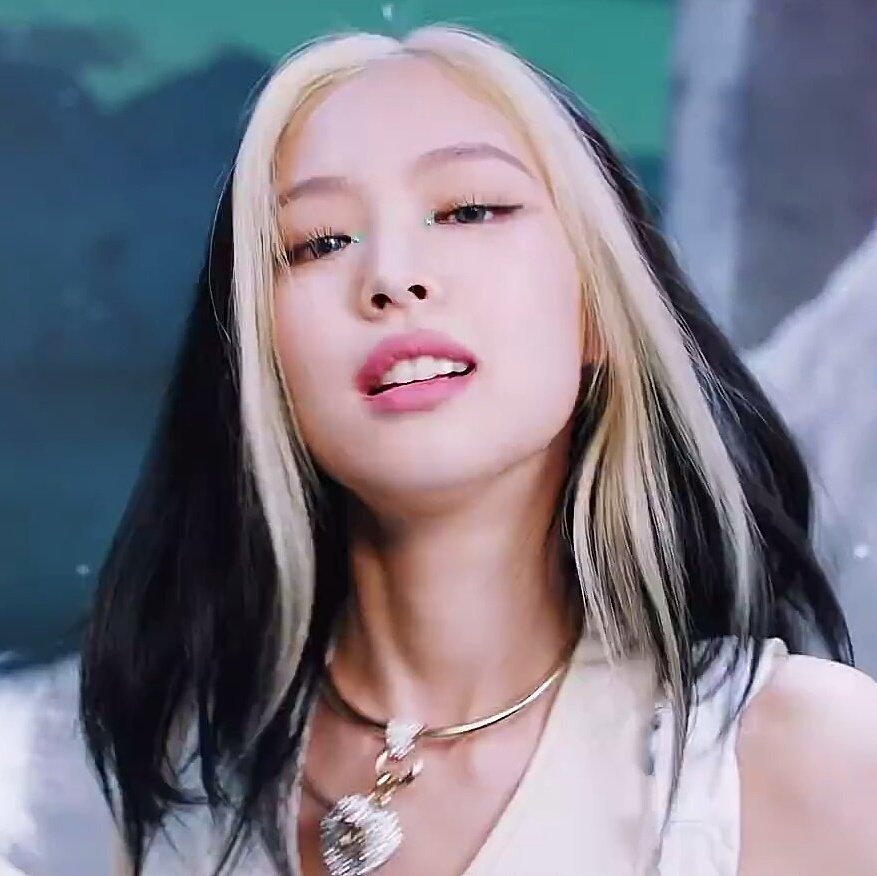 Split dye colour blocking - 2022 hair dye trend