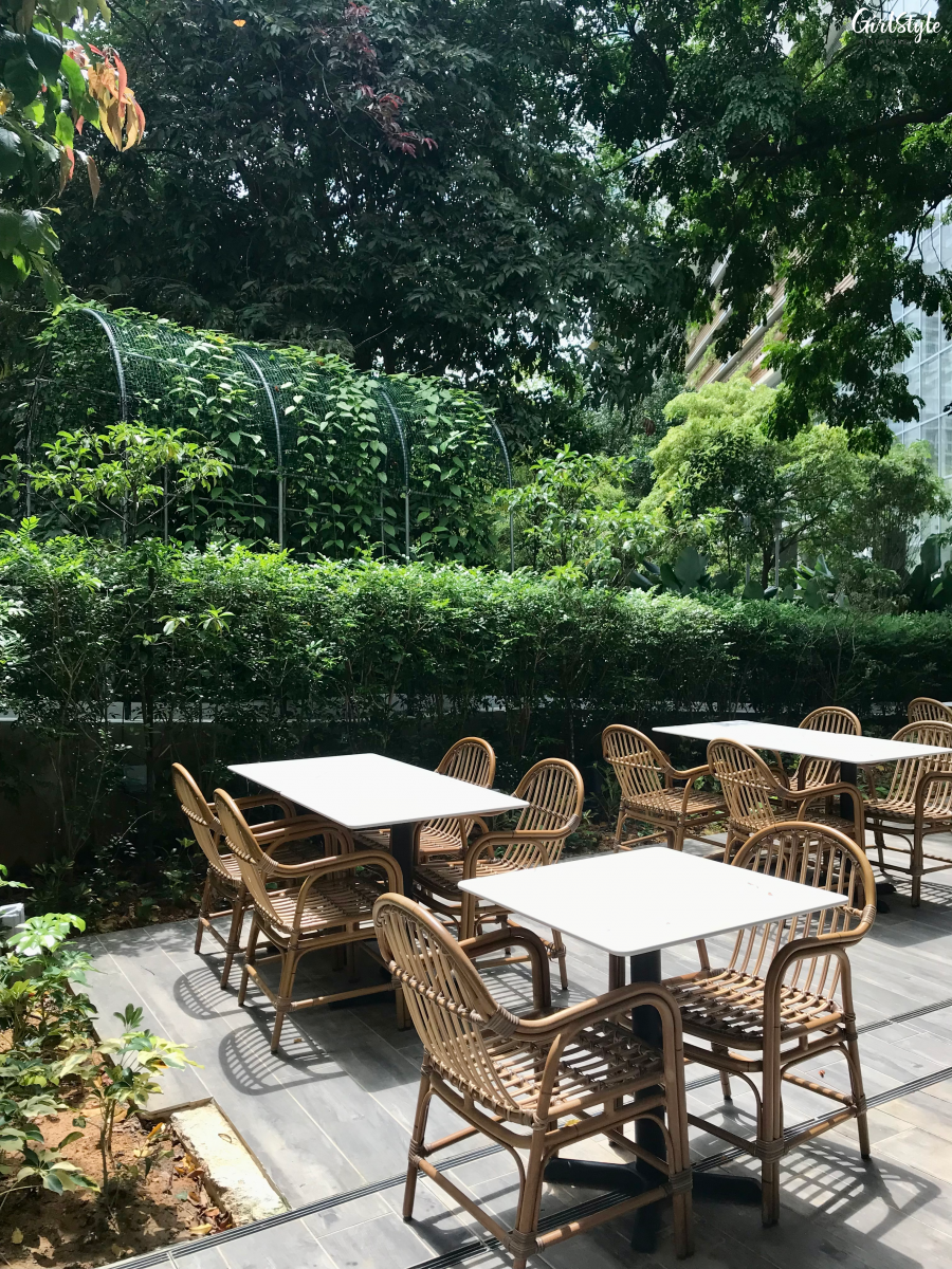 Pet-friendly al fresco dining area - Les Bouchons at Rochester Commons