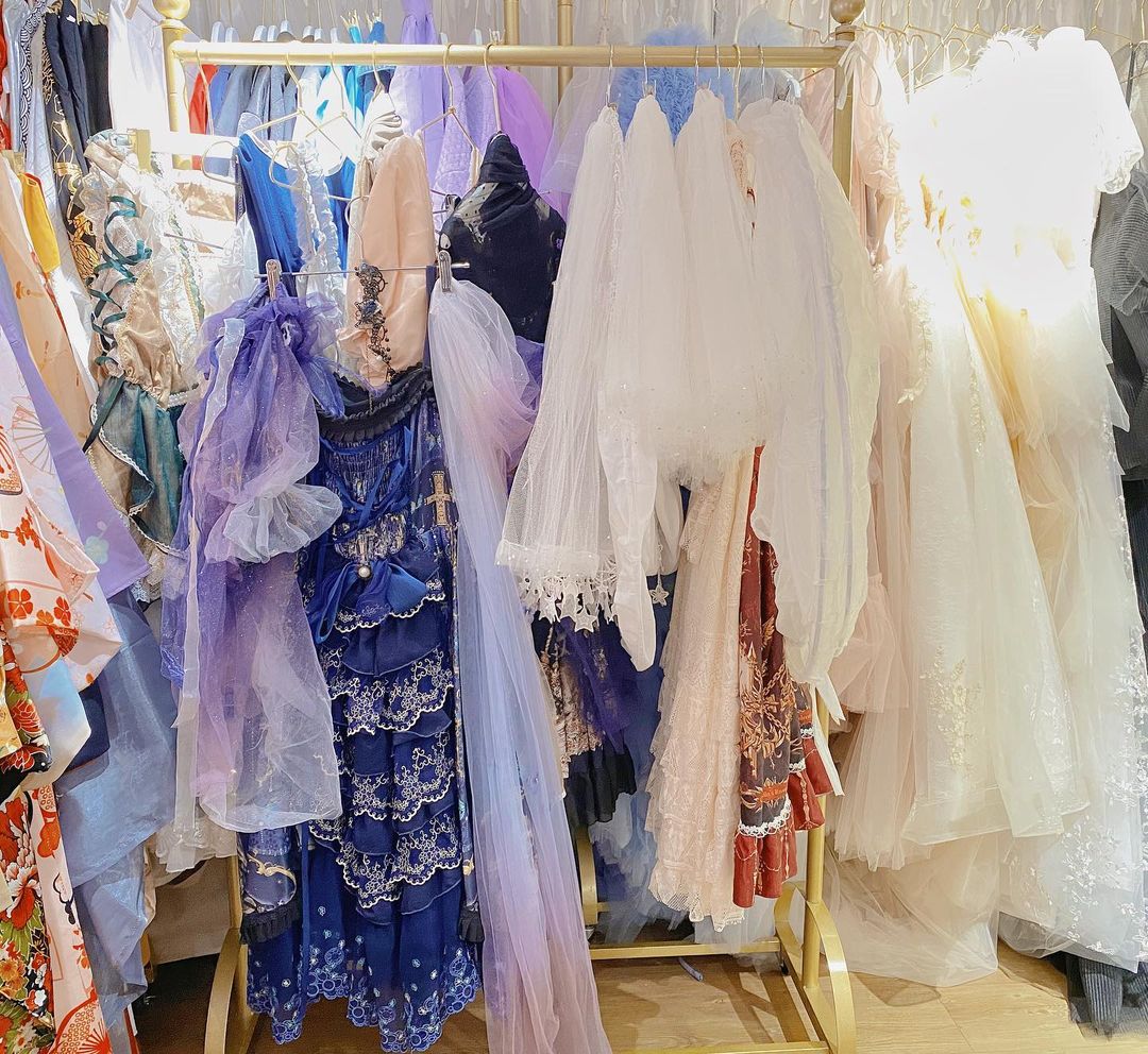 Lolita fashion dresses and peticoats at iWAN (i玩) Studio